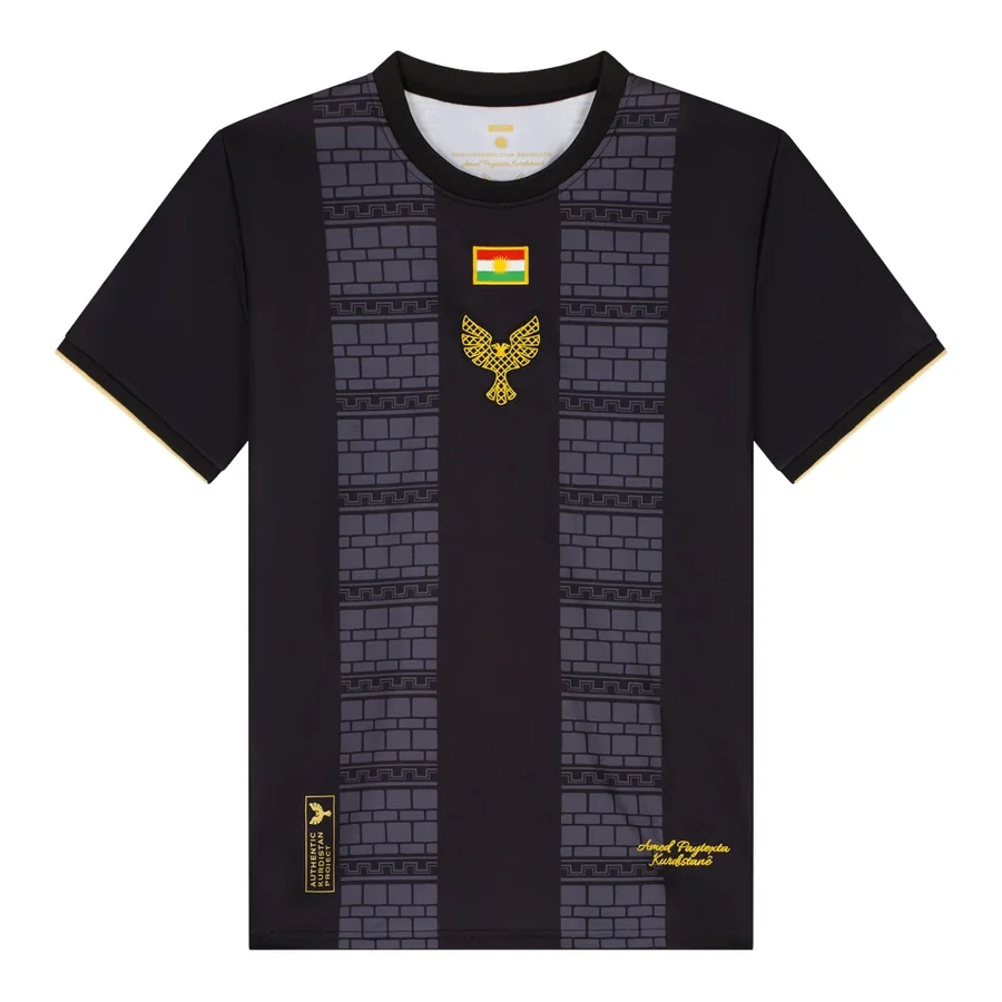 Maillot Amed extérieur noir et or au motif des remparts de basalte, vue de face