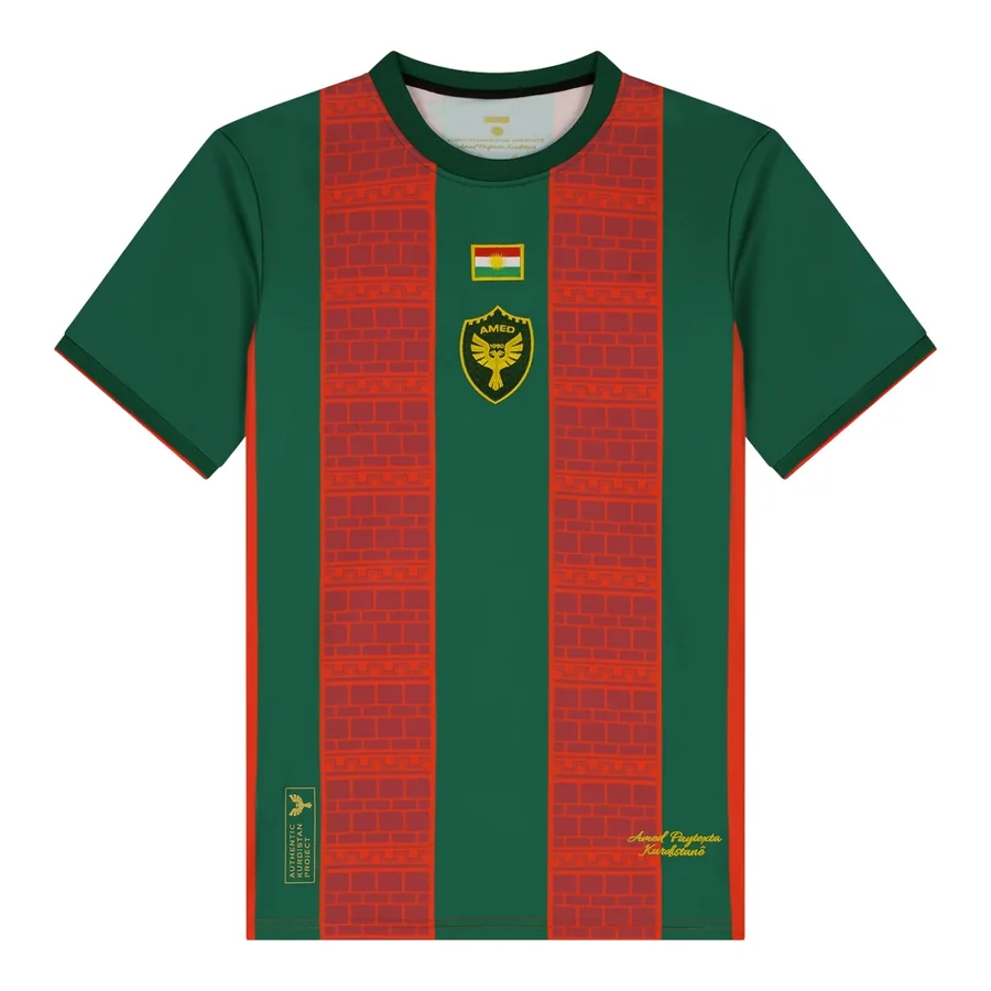 Maillot Amed domicile vert avec deux bandes rouges au motif des briques des remparts, vue de face
