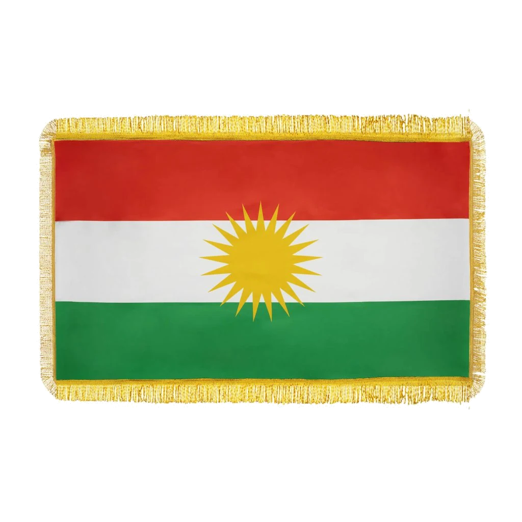 Drapeau du Kurdistan de cérémonie à franges dorées : bandes rouge, blanche et verte avec le soleil Roj à 21 rayons