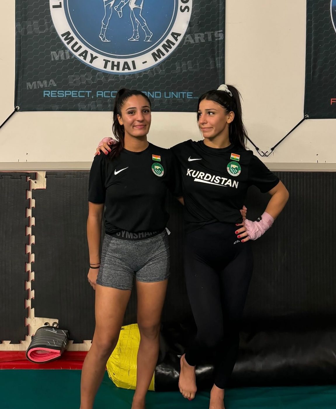 Deux combattantes kurdes en maillots d'entraînement Kurdistan dans leur salle de Muay-Thaï