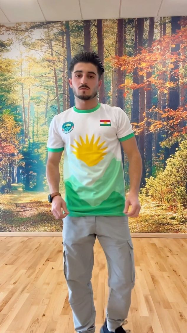 Jeune homme kurde avec le drapeau du Kurdistan en écharpe