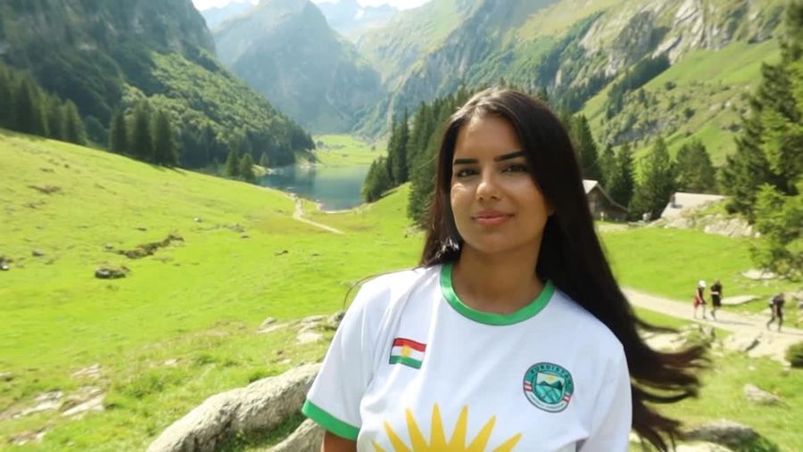 Femme kurde en maillot Kurdistan dans les montagnes