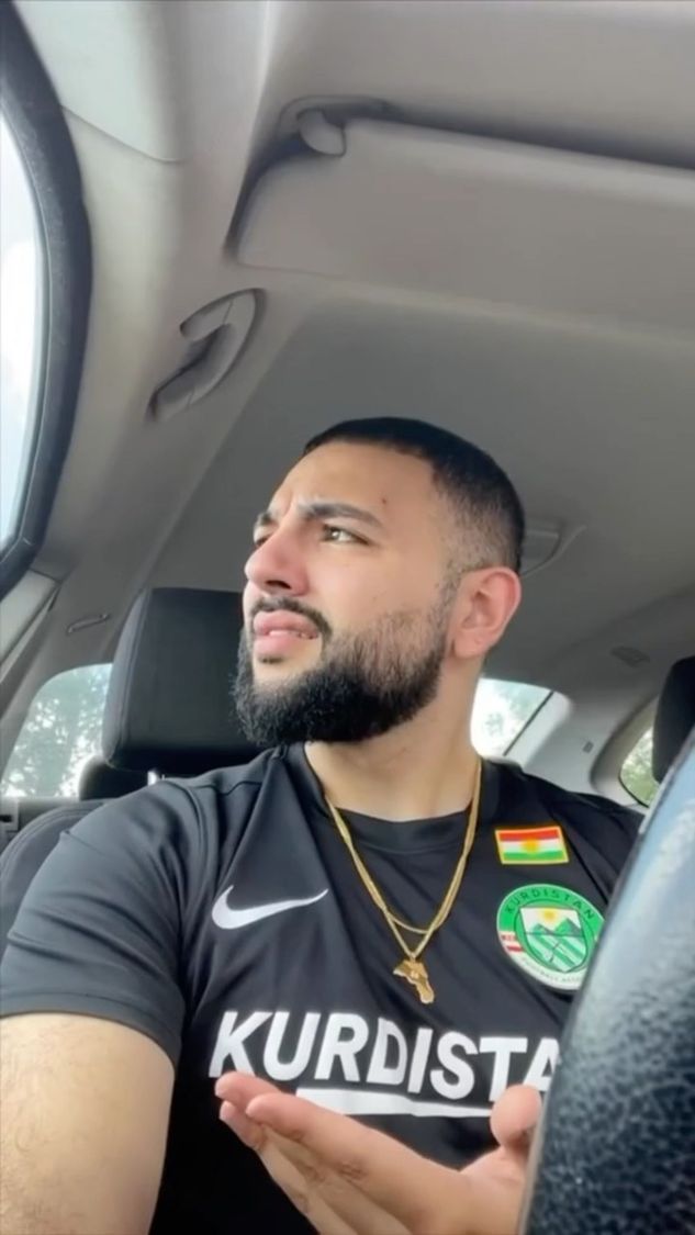 Homme kurde souriant en veste d'entraînement Kurdistan