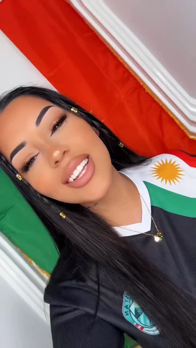 Deux femmes kurdes souriantes en maillots Kurdistan