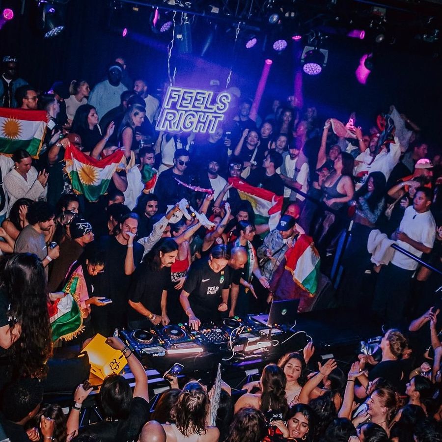 Fête de la communauté kurde avec les drapeaux du Kurdistan