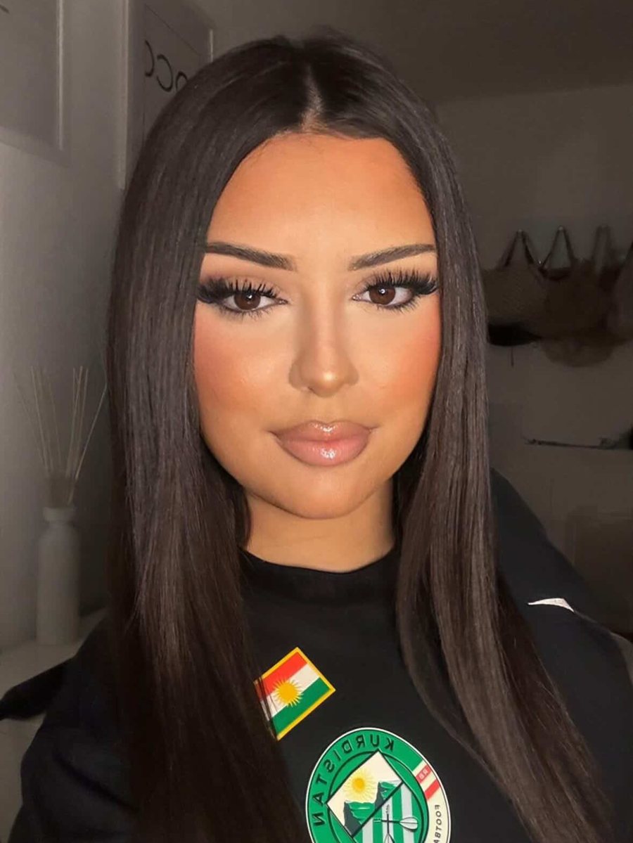 Portrait d'une jeune femme kurde en maillot Kurdistan Nike avec l'écusson et le drapeau